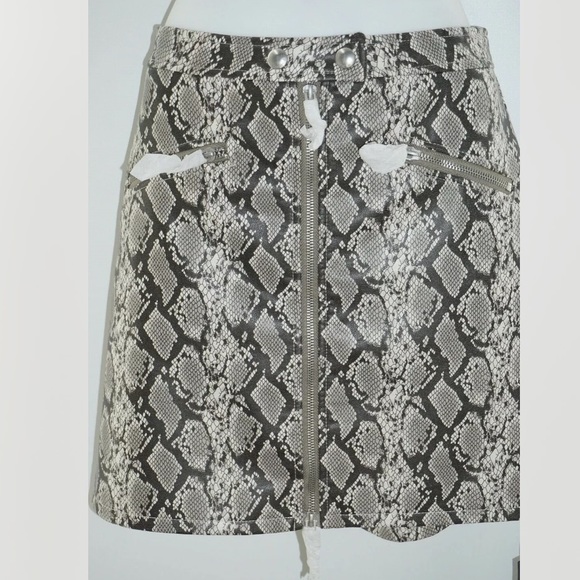 BlankNYC Snakeskin Break Away Faux Leather Skirt Size: 27 New - Picture 7 of 9